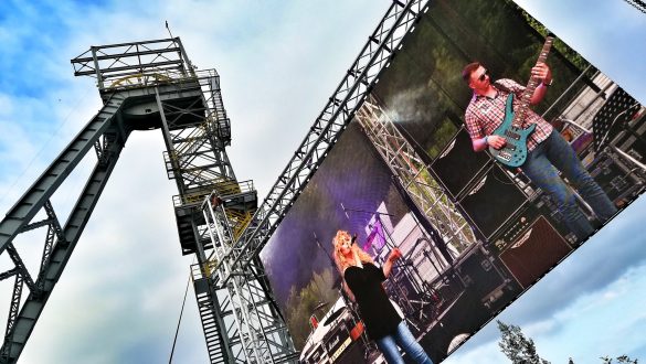Telebim na terenie SCK Park Tradycji. Na nim Alicja Boncol oraz Piotr Kochanek