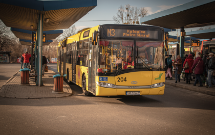 Autobus linii M3 na stanowisku przystankowym dworca autobusowego w Bytomiu