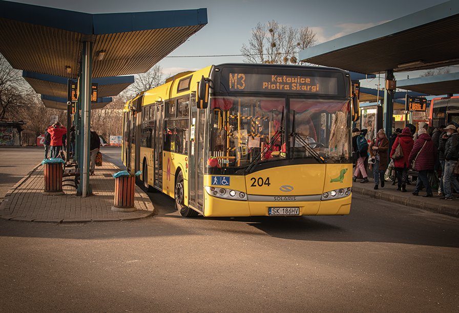 Autobus linii M3 na stanowisku przystankowym dworca autobusowego w Bytomiu