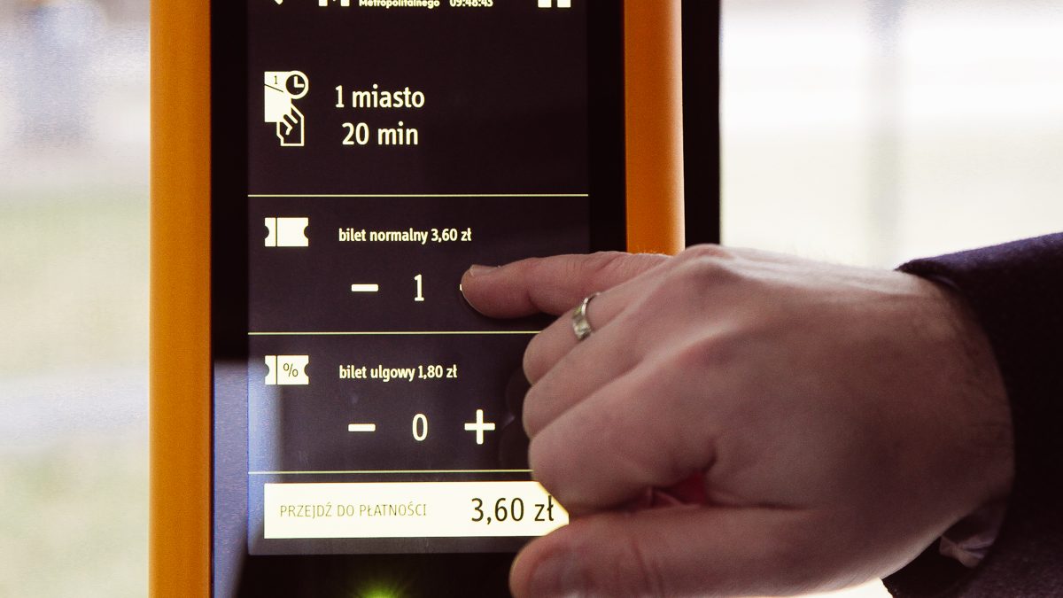 Automat biletowy z wyświetlonymi funkcjami