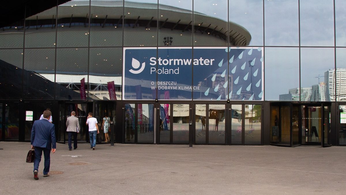 Wejście do hali kongresowej i szyld Stormwater Poland