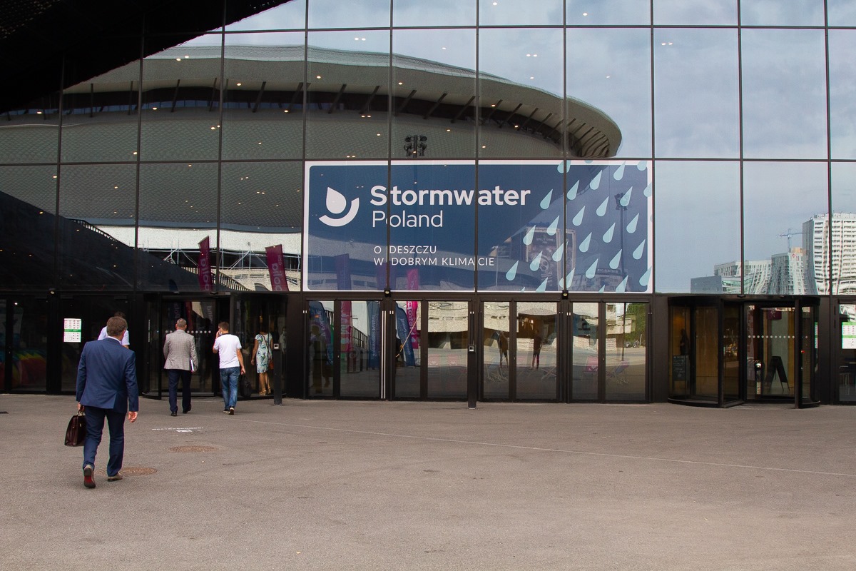 Wejście do hali kongresowej i szyld Stormwater Poland