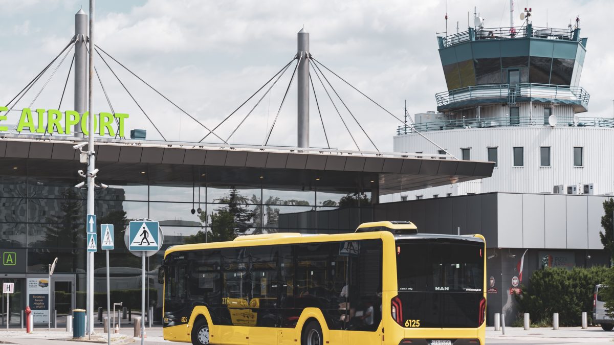 Autobus na terenie parkingu portu lotniczego
