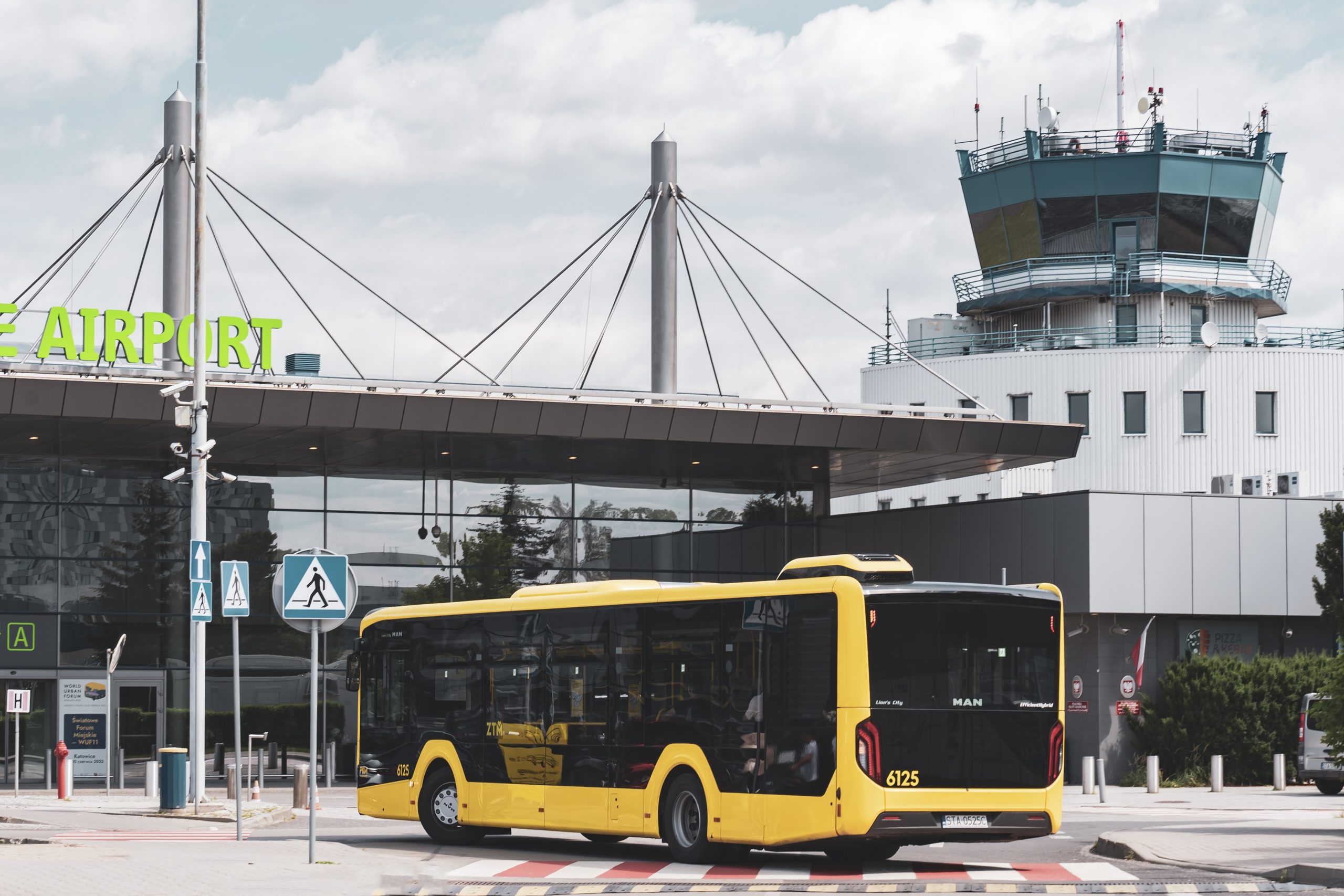 Autobus na terenie parkingu portu lotniczego