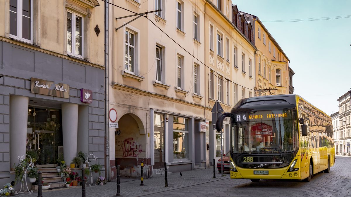 Autobus lini M4 na drodze dojazdowej do rynku w Gliwicach