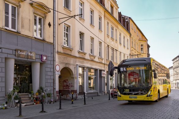 Autobus lini M4 na drodze dojazdowej do rynku w Gliwicach