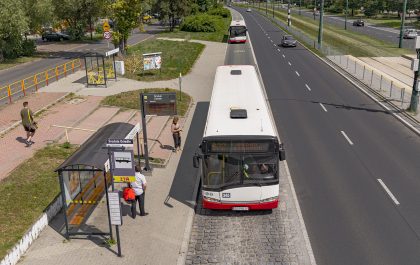 Autobus stoi na przystanku autobusowym