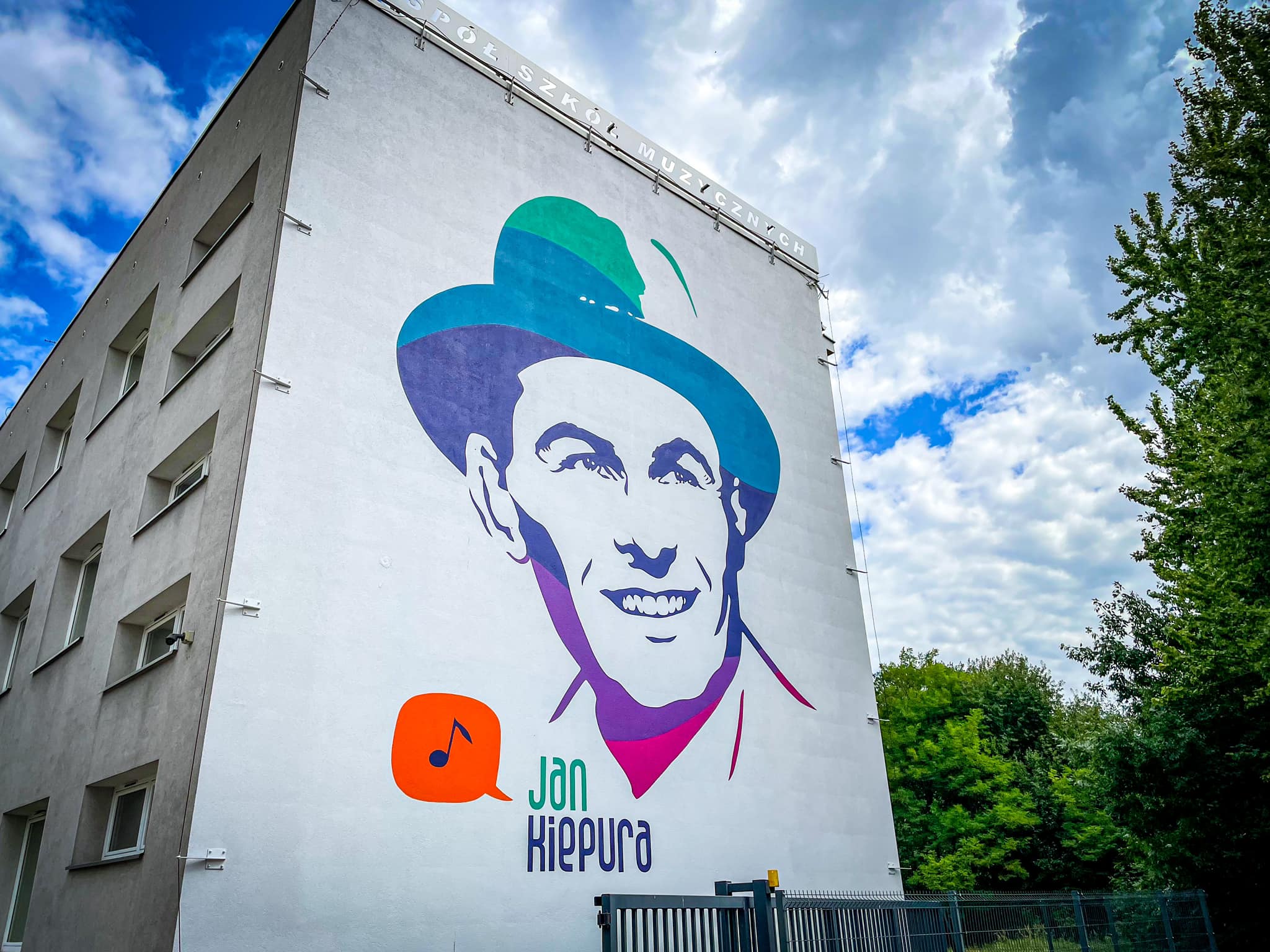 Mural Jana Kiepury znajdujący się na bocznej ścianie budynku Szkoły Muzycznej w Sosnowcu