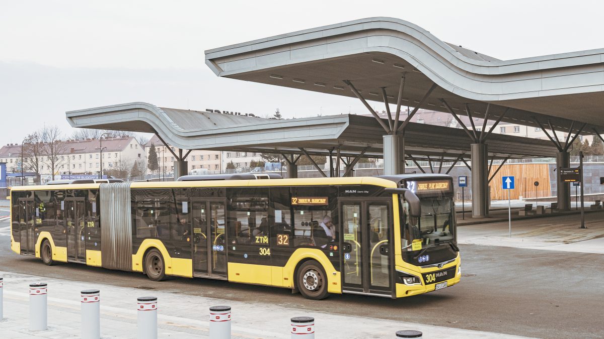 Autobus w barwach ZTM, w tle centrum przesiadkowe w Gliwicach