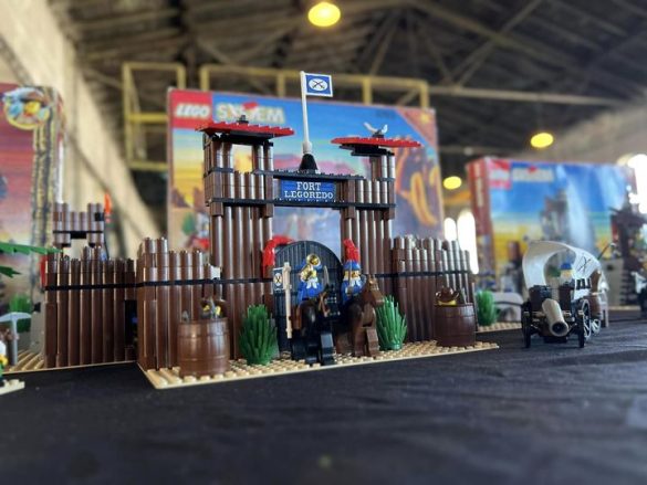 Klocki lego - na zdjęciu ułożony fort rodem z dzikiego zachodu.
