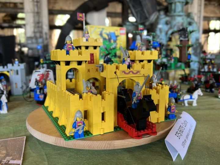 Żółty zamek ułożony z klocków LEGO.