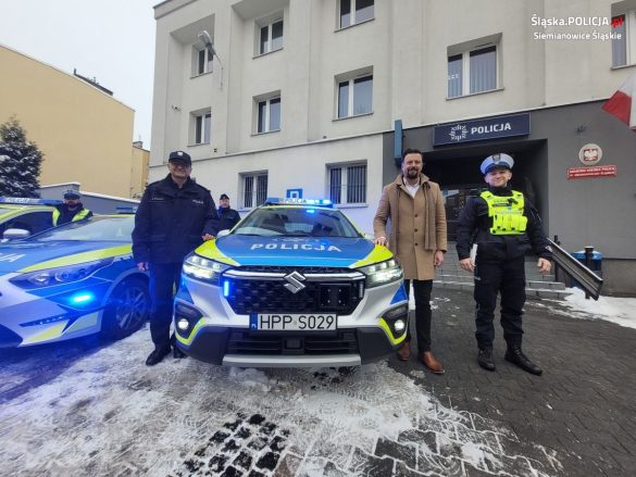 Rafał Piech, Prezydent Miasta Siemianowic Śląskich stoi przy nowym radiowozie.