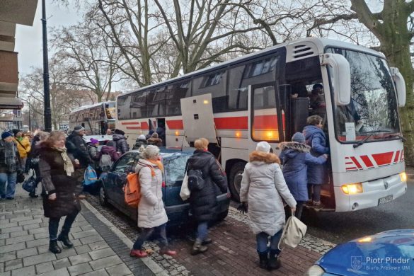 Siemianowiccy seniorzy wsiadają do autokaru, który zawiezie ich do Istebnej.