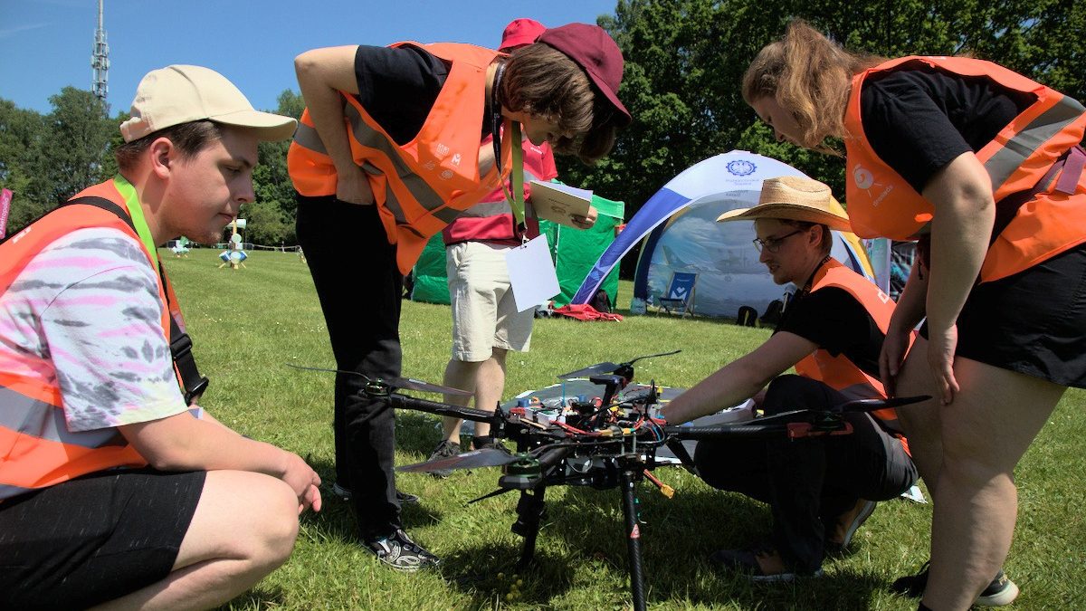 Studenci uruchomiają drona podczas zawodów