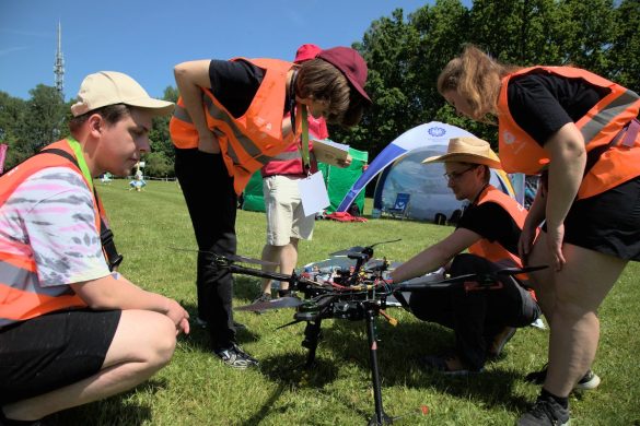 Studenci uruchomiają drona podczas zawodów