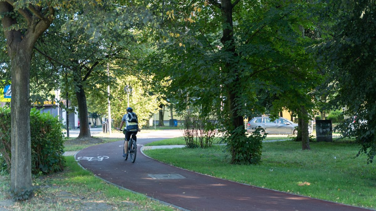 Rowerzyści mogą już korzystać z nowej infrastruktury rowerowej w rejonie ul. Kolistej_fot. KAW