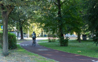 Rowerzyści mogą już korzystać z nowej infrastruktury rowerowej w rejonie ul. Kolistej_fot. KAW