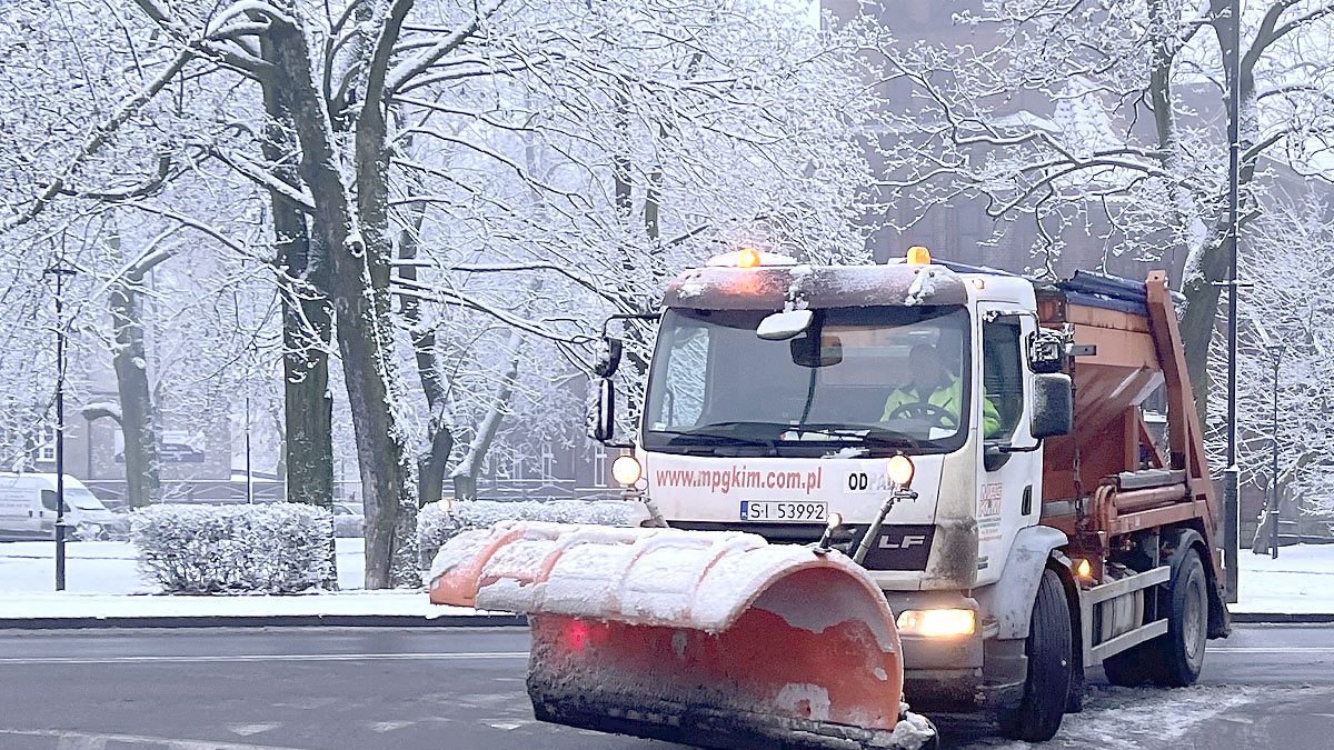 Pług śnieżny na ulicach Siemianowic Śląskich.