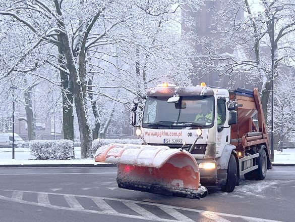 Pług śnieżny na ulicach Siemianowic Śląskich.