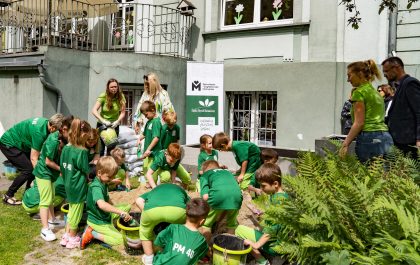 Przedszkolaki podczas zakładania ogrodu deszczowego