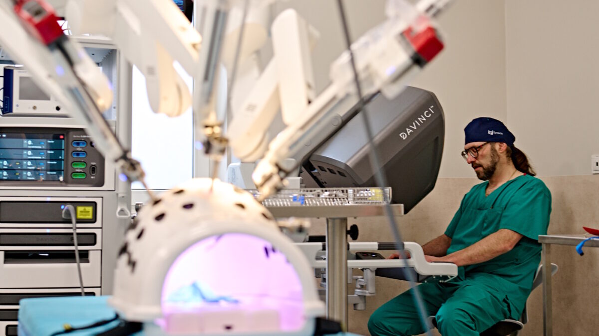 Zabieg z użyciem robota da Vinci. Chirurg precyzyjnie steruje ramionami urządzenia z konsoli, co pozwala na małoinwazyjne i bezpieczne operacje.