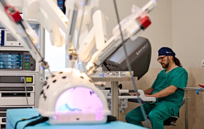 Zabieg z użyciem robota da Vinci. Chirurg precyzyjnie steruje ramionami urządzenia z konsoli, co pozwala na małoinwazyjne i bezpieczne operacje.