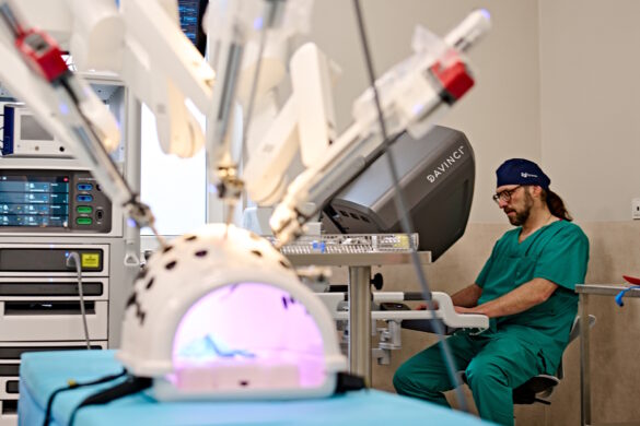 Zabieg z użyciem robota da Vinci. Chirurg precyzyjnie steruje ramionami urządzenia z konsoli, co pozwala na małoinwazyjne i bezpieczne operacje.