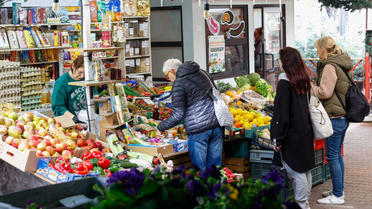 Gwarny targ na Placu Miarki w Katowicach. Kolorowe stoiska z owocami, warzywami i lokalnymi produktami przyciągają mieszkańców w wiosenny dzień.