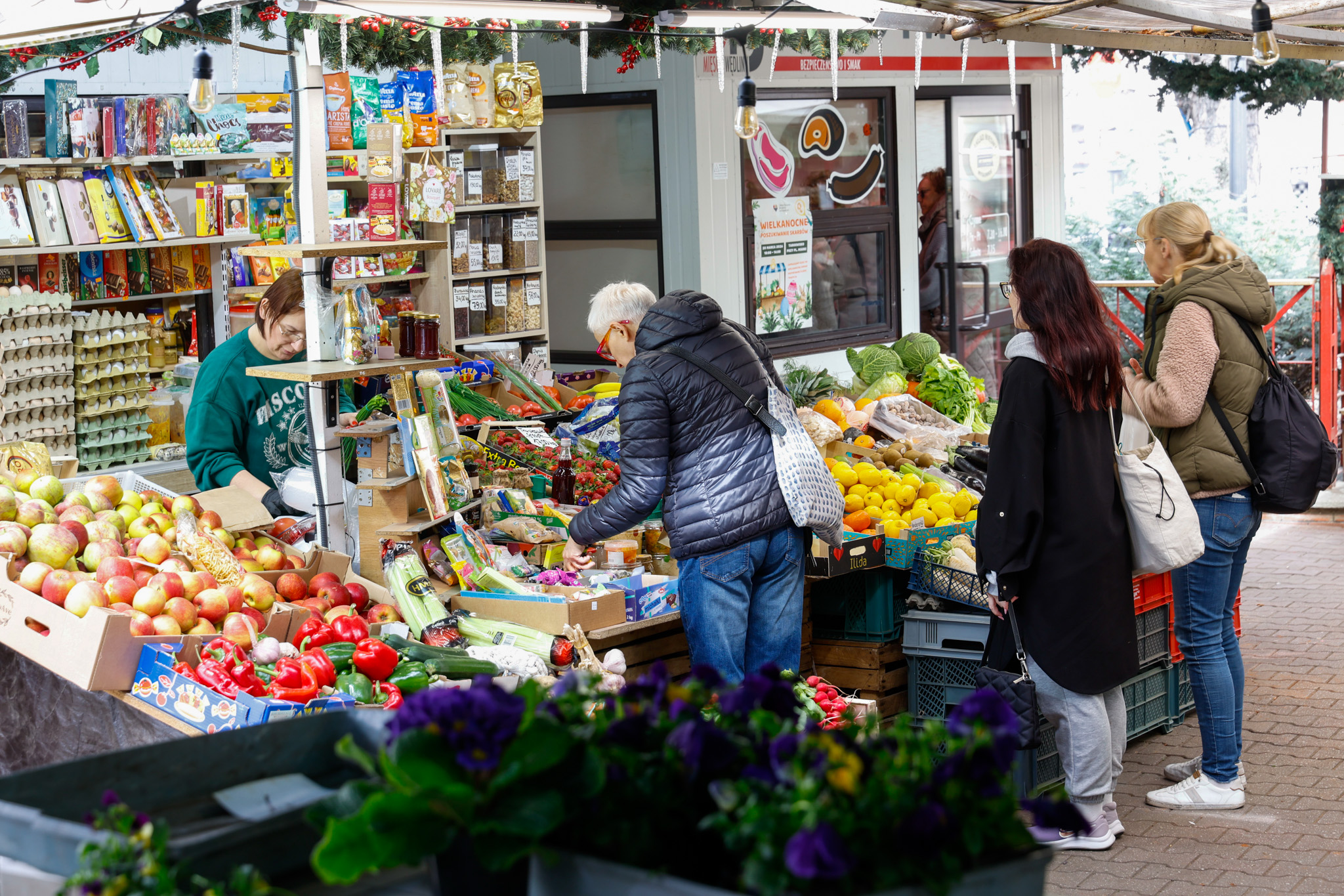 Gwarny targ na Placu Miarki w Katowicach. Kolorowe stoiska z owocami, warzywami i lokalnymi produktami przyciągają mieszkańców w wiosenny dzień.
