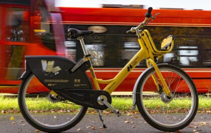 Zgromadzenie Górnośląsko-Zagłębiowskiej Metropolii zdecydowało o przyznaniu Miastu Świętochłowice dotacji w wysokości ponad 4,5 mln zł. Środki te zostaną przeznaczone na budowę kluczowego fragmentu Velostrady GZM nr 4, który połączy miasto z Rudą Śląską. Przyznana kwota, dokładnie 4 565 760 zł, została skierowana na realizację robót budowlanych zaplanowanych na 2026 rok. Inwestycja pod nazwą „Rozbudowa pasa drogowego drogi powiatowej S9802 – ul. Wojska Polskiego o drogę rowerową wraz z konieczną infrastrukturą techniczną” obejmie odcinek o długości około 0,38 km. Nowa trasa powstanie wzdłuż ul. Wojska Polskiego – od granicy z Rudą Śląską do skrzyżowania z ulicami Zieloną i Ceramiczną. Odcinek ten stanowi naturalne przedłużenie wybudowanych w poprzednich latach fragmentów Velostrady nr 4, które przebiegają wzdłuż ulic Zielonej oraz Śląskiej. Dzięki temu projektowi infrastruktura rowerowa o standardzie metropolitalnym zyska niezbędną ciągłość w tej części regionu. Zgromadzenie Górnośląsko-Zagłębiowskiej Metropolii (GZM) uwzględniło również plany dalszego rozwoju tej trasy. W przypadku uzyskania przez Świętochłowice decyzji o zezwoleniu na realizację inwestycji drogowej (ZRID), w bieżącym roku planowana jest budowa – w ramach osobnej dotacji – kolejnego, 200-metrowego odcinka. Miałby on połączyć fragment oddany do użytku w 2025 roku (skrzyżowanie ul. Śląskiej i Metalowców) z rejonem budynku przy ul. Wojska Polskiego 33. Finalnie Velostrada nr 4 ma połączyć Katowice z Gliwicami i ma przebiegać przez Chorzów, Świętochłowice, Rudę Śląską i Zabrze.