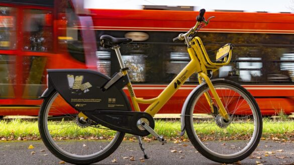 Zgromadzenie Górnośląsko-Zagłębiowskiej Metropolii zdecydowało o przyznaniu Miastu Świętochłowice dotacji w wysokości ponad 4,5 mln zł. Środki te zostaną przeznaczone na budowę kluczowego fragmentu Velostrady GZM nr 4, który połączy miasto z Rudą Śląską. Przyznana kwota, dokładnie 4 565 760 zł, została skierowana na realizację robót budowlanych zaplanowanych na 2026 rok. Inwestycja pod nazwą „Rozbudowa pasa drogowego drogi powiatowej S9802 – ul. Wojska Polskiego o drogę rowerową wraz z konieczną infrastrukturą techniczną” obejmie odcinek o długości około 0,38 km. Nowa trasa powstanie wzdłuż ul. Wojska Polskiego – od granicy z Rudą Śląską do skrzyżowania z ulicami Zieloną i Ceramiczną. Odcinek ten stanowi naturalne przedłużenie wybudowanych w poprzednich latach fragmentów Velostrady nr 4, które przebiegają wzdłuż ulic Zielonej oraz Śląskiej. Dzięki temu projektowi infrastruktura rowerowa o standardzie metropolitalnym zyska niezbędną ciągłość w tej części regionu. Zgromadzenie Górnośląsko-Zagłębiowskiej Metropolii (GZM) uwzględniło również plany dalszego rozwoju tej trasy. W przypadku uzyskania przez Świętochłowice decyzji o zezwoleniu na realizację inwestycji drogowej (ZRID), w bieżącym roku planowana jest budowa – w ramach osobnej dotacji – kolejnego, 200-metrowego odcinka. Miałby on połączyć fragment oddany do użytku w 2025 roku (skrzyżowanie ul. Śląskiej i Metalowców) z rejonem budynku przy ul. Wojska Polskiego 33. Finalnie Velostrada nr 4 ma połączyć Katowice z Gliwicami i ma przebiegać przez Chorzów, Świętochłowice, Rudę Śląską i Zabrze.