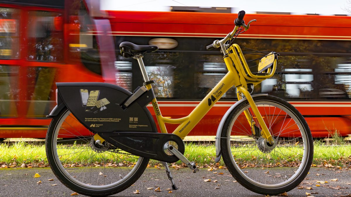 Zgromadzenie Górnośląsko-Zagłębiowskiej Metropolii zdecydowało o przyznaniu Miastu Świętochłowice dotacji w wysokości ponad 4,5 mln zł. Środki te zostaną przeznaczone na budowę kluczowego fragmentu Velostrady GZM nr 4, który połączy miasto z Rudą Śląską. Przyznana kwota, dokładnie 4 565 760 zł, została skierowana na realizację robót budowlanych zaplanowanych na 2026 rok. Inwestycja pod nazwą „Rozbudowa pasa drogowego drogi powiatowej S9802 – ul. Wojska Polskiego o drogę rowerową wraz z konieczną infrastrukturą techniczną” obejmie odcinek o długości około 0,38 km. Nowa trasa powstanie wzdłuż ul. Wojska Polskiego – od granicy z Rudą Śląską do skrzyżowania z ulicami Zieloną i Ceramiczną. Odcinek ten stanowi naturalne przedłużenie wybudowanych w poprzednich latach fragmentów Velostrady nr 4, które przebiegają wzdłuż ulic Zielonej oraz Śląskiej. Dzięki temu projektowi infrastruktura rowerowa o standardzie metropolitalnym zyska niezbędną ciągłość w tej części regionu. Zgromadzenie Górnośląsko-Zagłębiowskiej Metropolii (GZM) uwzględniło również plany dalszego rozwoju tej trasy. W przypadku uzyskania przez Świętochłowice decyzji o zezwoleniu na realizację inwestycji drogowej (ZRID), w bieżącym roku planowana jest budowa – w ramach osobnej dotacji – kolejnego, 200-metrowego odcinka. Miałby on połączyć fragment oddany do użytku w 2025 roku (skrzyżowanie ul. Śląskiej i Metalowców) z rejonem budynku przy ul. Wojska Polskiego 33. Finalnie Velostrada nr 4 ma połączyć Katowice z Gliwicami i ma przebiegać przez Chorzów, Świętochłowice, Rudę Śląską i Zabrze.