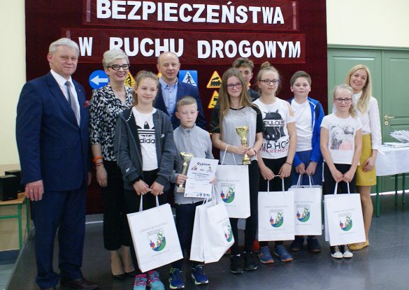 Młodzież pozująca w zdjęciu grupowym