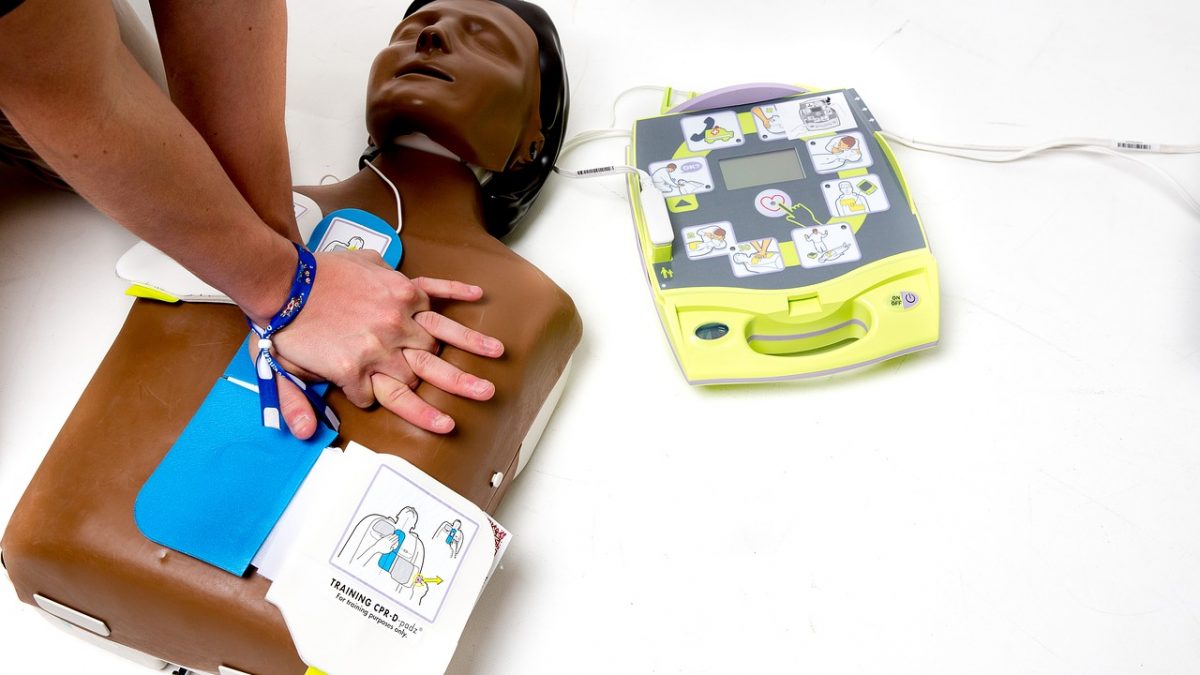 Pokaz masażu serca na fantomie z użyciem defibrylatora