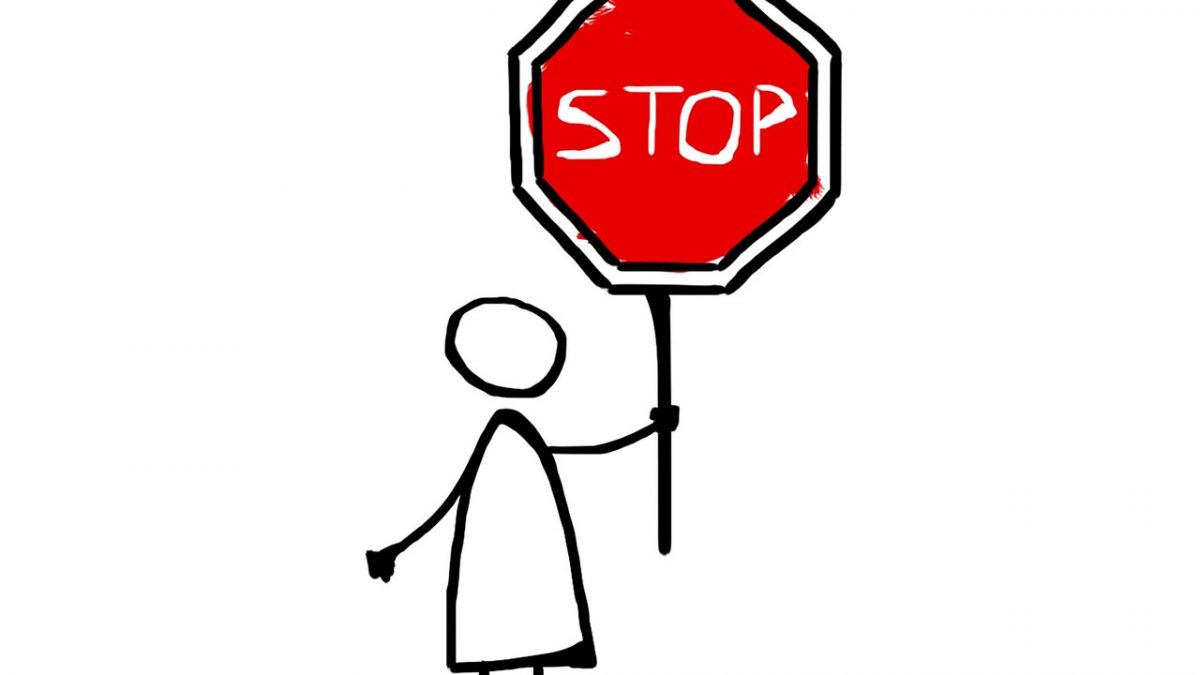 Rysunek dziecka, które trzyma znak STOP